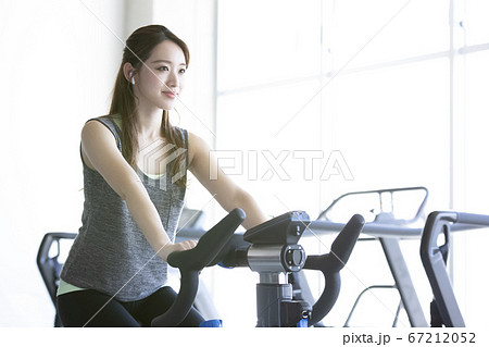ジムで運動する女性 67212052