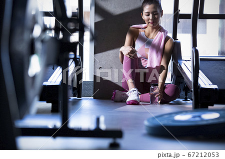 ジムで休憩する女性 67212053