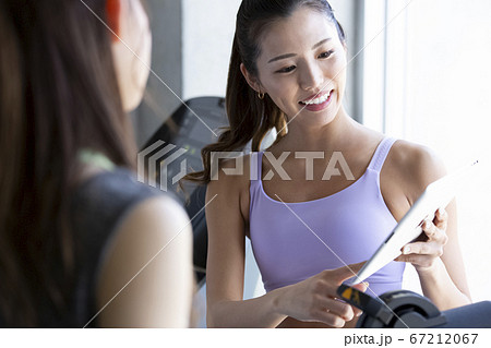 ジムで働く女性トレーナー 67212067