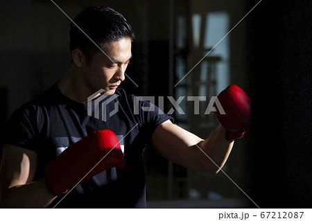 ボクシングをする男性 67212087
