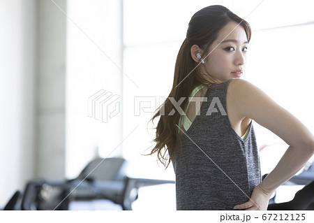 ジムで運動する女性 ジムで運動する女性 67212125