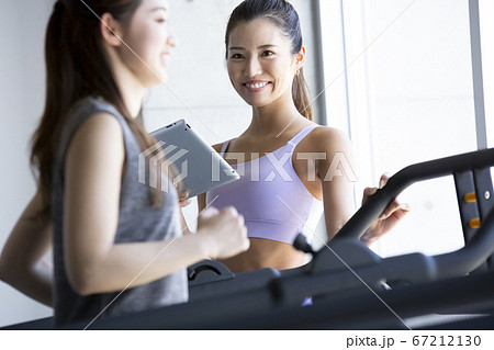 ジムで働く女性トレーナー 67212130