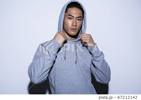 パーカーを着た男性のポートレート 67212142