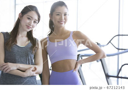 スポーツウェアを着た女性のポートレート 67212143