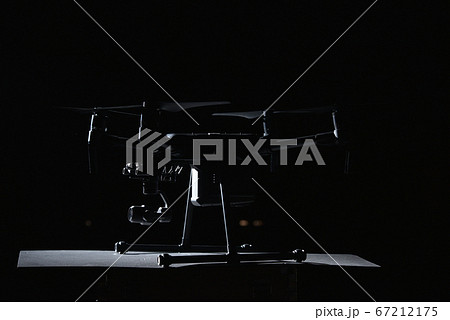 4枚プロペラのドローン　カメラ付きクアッドコプター 67212175