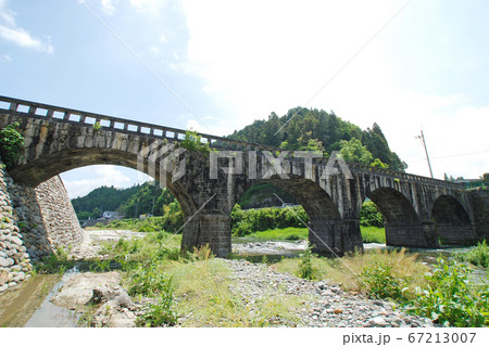 小川にかかる古いアーチ状石橋 小川にかかる古いアーチ状石橋 67213007