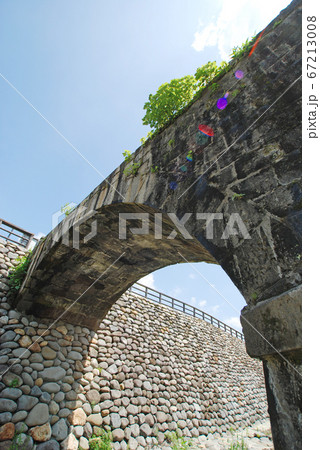 小川にかかる古いアーチ状石橋 小川にかかる古いアーチ状石橋 67213008
