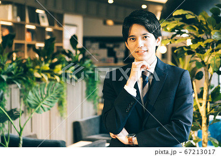 カメラ目線の若い男性(ビジネスマン) カメラ目線の若い男性(ビジネスマン) 67213017