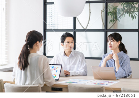 オフィスでミーティングする人々　ビジネスとチームワーク 67213051
