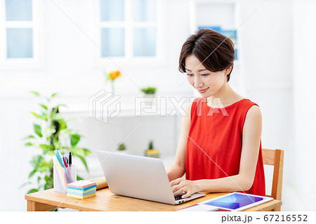 ビジネス 女性 テレワーク ビジネス 女性 テレワーク 67216552