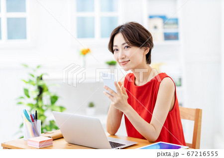 女性　テレワーク　家 67216555