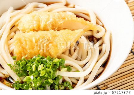 いか天ぶっかけうどん(冷)のアップ。背景すだれで夏の冷たいうどんイメージ。 67217377