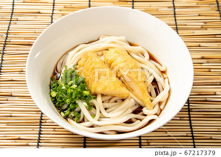 いか天ぶっかけうどん(冷)。背景すだれで夏の冷たいうどんイメージ。 67217379