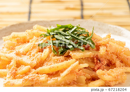 じゃがいもと辛子明太子の炒め物(大葉のせ)。背景、すだれ。 じゃがいもと辛子明太子の炒め物(大葉のせ)。背景、すだれ。 67218204
