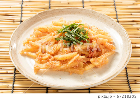 じゃがいもと辛子明太子の炒め物(大葉のせ)。背景、すだれ。 67218205