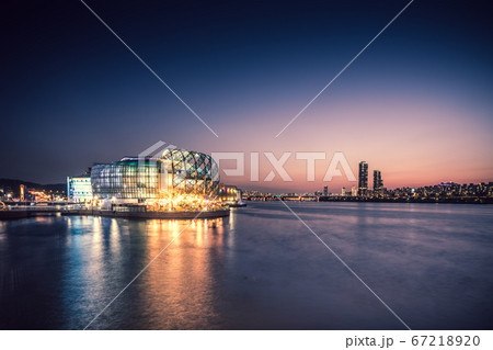 夕焼け 建物 建築 67218920