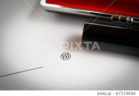 ハンコ文化　押印　契約での捺印　判子 67219688