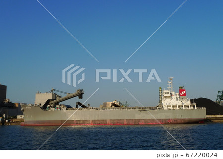 荷役作業を行うばら積み貨物船 67220024