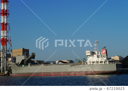 荷役作業を行う内航貨物船 荷役作業を行う内航貨物船 67220025