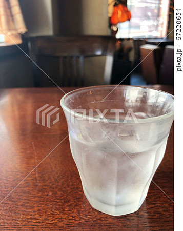 テーブルと水 67220654