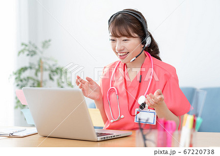 オンライン診療をする若い女性医師 67220738