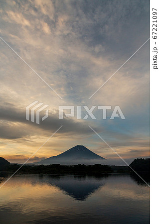 梅雨の晴れ間 精進湖から夜明けの富士山 梅雨の晴れ間 精進湖から夜明けの富士山 67221097