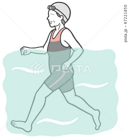 ジムのプールでウォーキングをする中年女性　 67221850