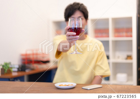 オンライン飲み会で乾杯する男性の画面 オンライン飲み会で乾杯する男性の画面 67223565