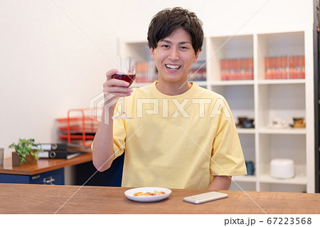 オンライン飲み会で乾杯する20代の男性の画面 オンライン飲み会で乾杯する20代の男性の画面 67223568