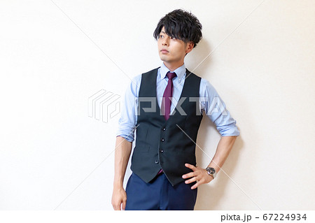 スーツを腕まくりしている社会人 67224934