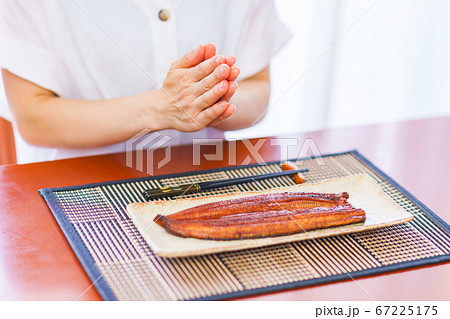 土用の丑の日　ウナギの蒲焼を食べて夏バテ防止　【夏のイメージ】 67225175