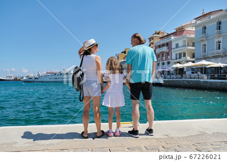 Tourist family back view, summer sea holidays 67226021