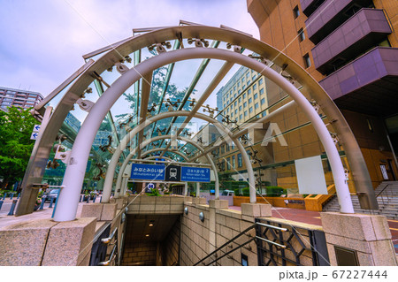 日本の横浜都市景観　みなとみらい線の日本大通り駅（出入口）などを望む 67227444