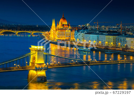 Iluminated Chain bridge and Parliament building at twilight, Budapest, Hungary 67229197