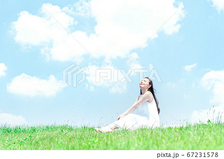 若い女性、青空 若い女性、青空 67231578