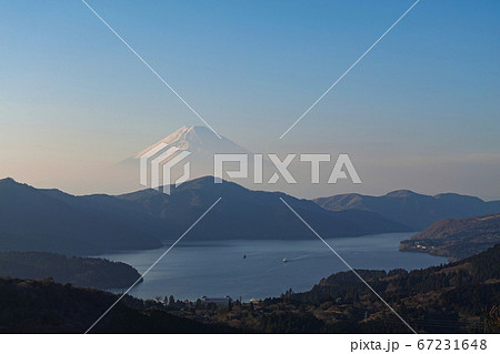 神奈川県/ 大観山展望台(付近)から見る富士山と芦ノ湖(夕刻) 神奈川県/ 大観山展望台(付近)から見る富士山と芦ノ湖(夕刻) 67231648