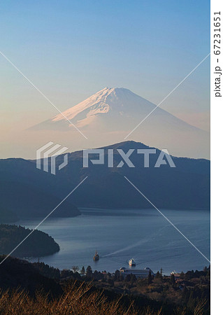 神奈川県/ 大観山展望台(付近)から見る富士山と芦ノ湖(夕刻) 神奈川県/ 大観山展望台(付近)から見る富士山と芦ノ湖(夕刻) 67231651