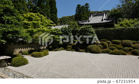 方丈庭園南庭と青い空・一休寺 67231954