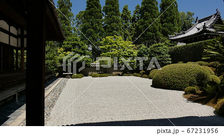 方丈庭園南庭と青い空・一休寺 方丈庭園南庭と青い空・一休寺 67231956