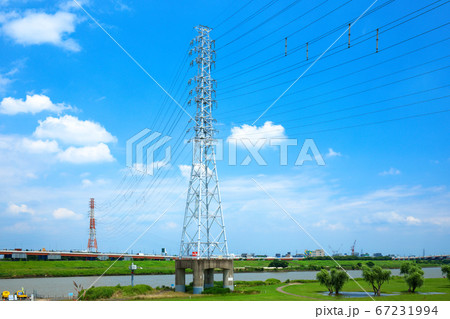 梅雨の谷間の荒川の川原の鉄塔と青い空 67231994