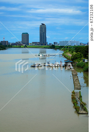 梅雨の谷間の鹿浜橋より青空が広がる川口元郷の住宅街を望む 梅雨の谷間の鹿浜橋より青空が広がる川口元郷の住宅街を望む 67232106