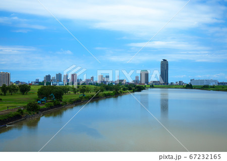 梅雨の谷間の鹿浜橋より青空が広がる川口元郷の住宅街を望む 67232165