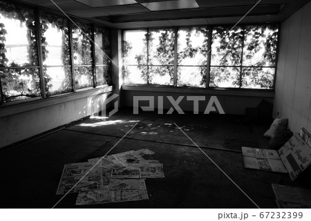 荒れ果てた室内 67232399