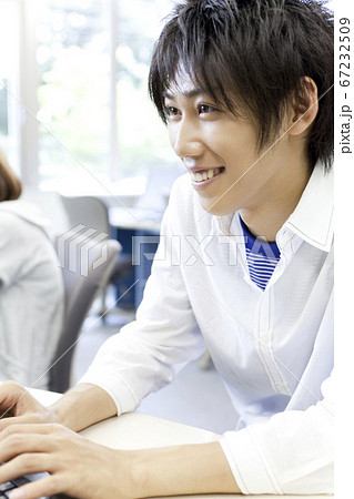 パソコンをする大学生 67232509