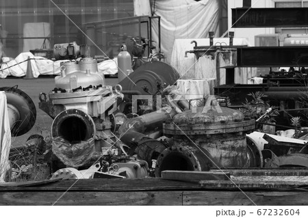 捨てられた機械部品 捨てられた機械部品 67232604