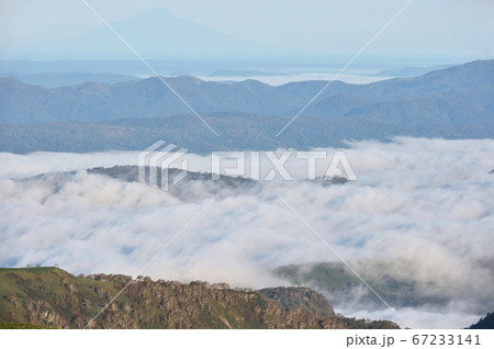 山の上から見た雲海（北海道） 67233141