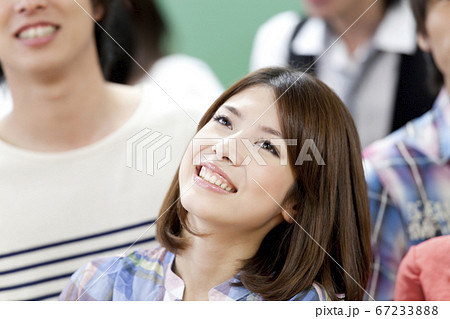 笑顔の女子大学生 笑顔の女子大学生 67233888
