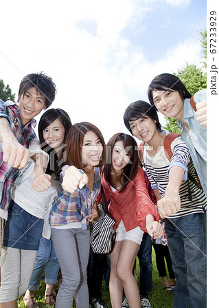 笑顔の大学生 67233929