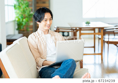 テレワーク パソコン 男性 リビング ライフスタイル カジュアル テレワーク パソコン 男性 リビング ライフスタイル カジュアル 67234239