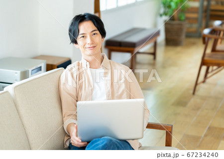 テレワーク パソコン 男性 リビング ライフスタイル カジュアル テレワーク パソコン 男性 リビング ライフスタイル カジュアル 67234240